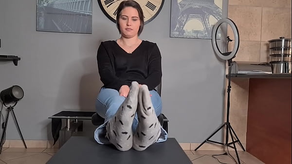 Repeatedly spreading and pointing my toes while showing off the soles of my feet | foot fetish