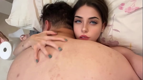Hijastra da un masaje especial a su padrastro gordo y pajero, ella lo atrapa viendo porno y decide ayudarlo a correrse , masajeando la polla y dejando que su padrastro haga lo que quiera con ella ,porno en español