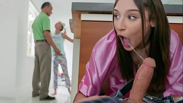 Trío a Escondidas en Casa de los Papás! – PervTeen